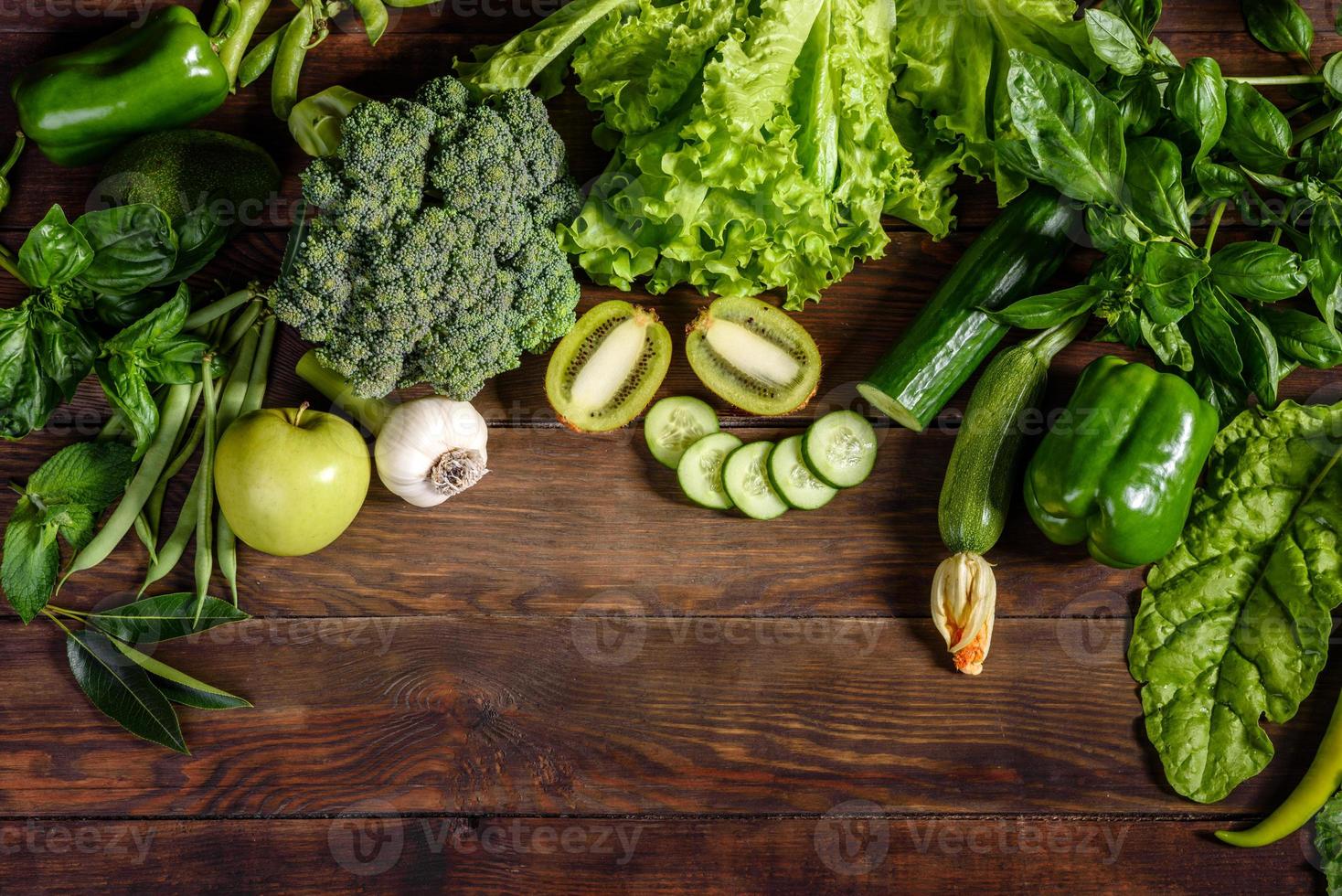 composizione di verdure verdi brillanti e succose, spezie ed erbe aromatiche foto