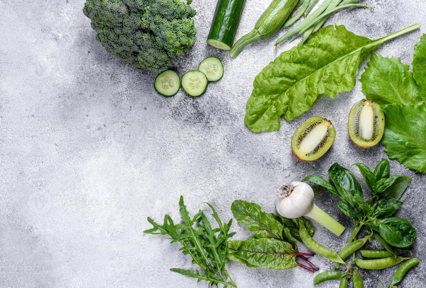 composizione di verdure verdi brillanti e succose, spezie ed erbe aromatiche foto