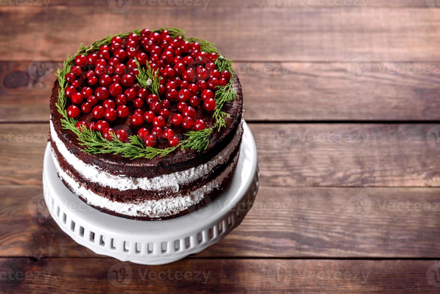 bella torta deliziosa con bacche rosso vivo foto