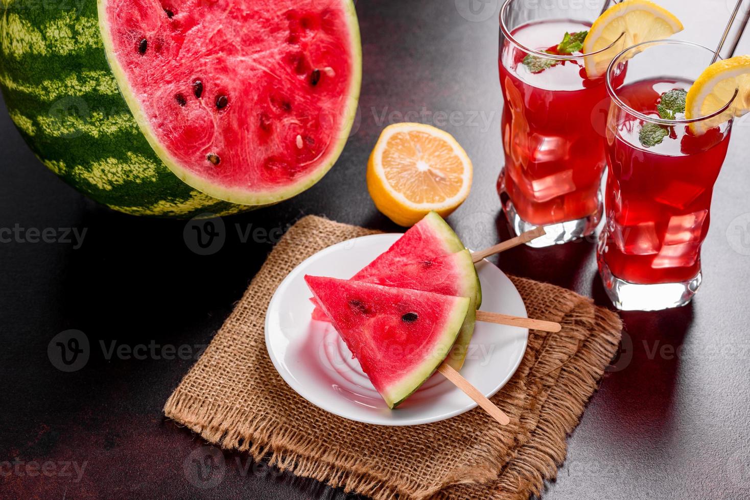 anguria fresca e deliziosa affettata con menta e succo di anguria foto