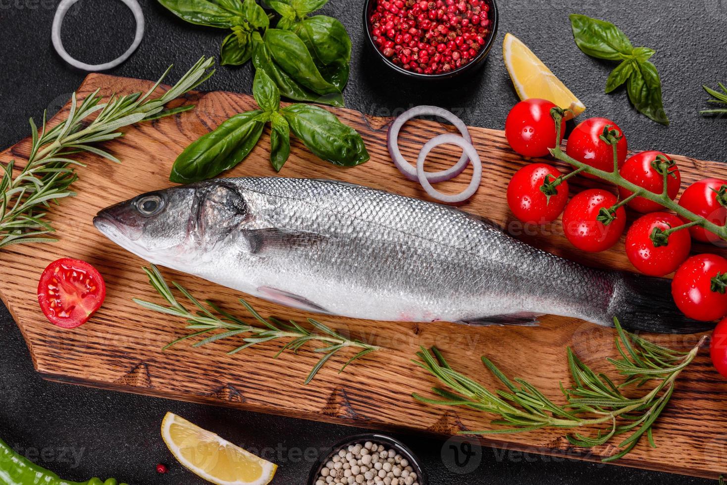 pesce fresco branzino e ingredienti per cucinare. pesce crudo branzino foto