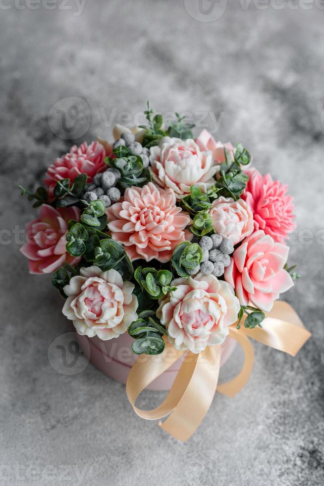 bouquet di bellissimi fiori di rosa brillante foto