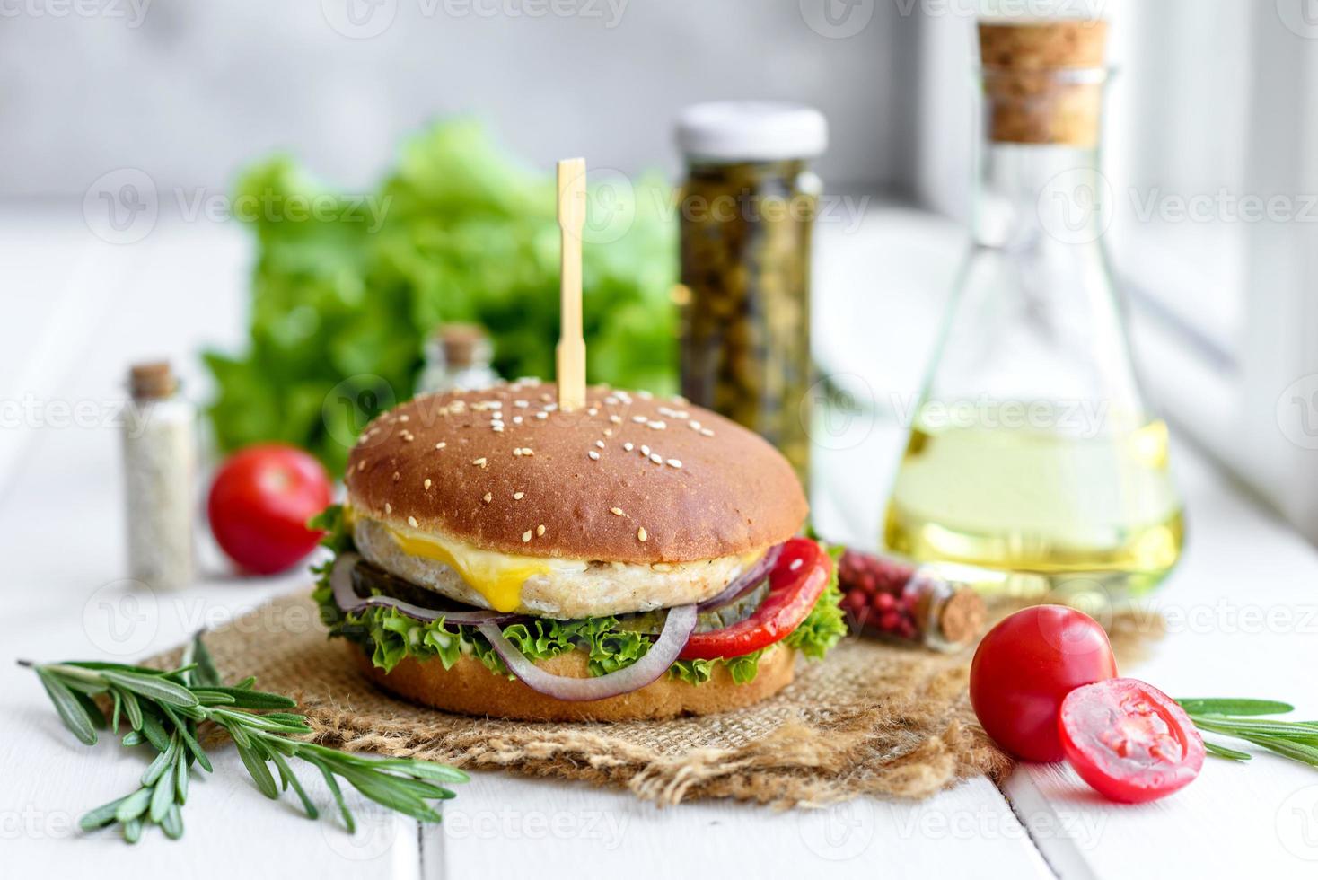 delizioso hamburger fresco fatto in casa su un tavolo di legno foto