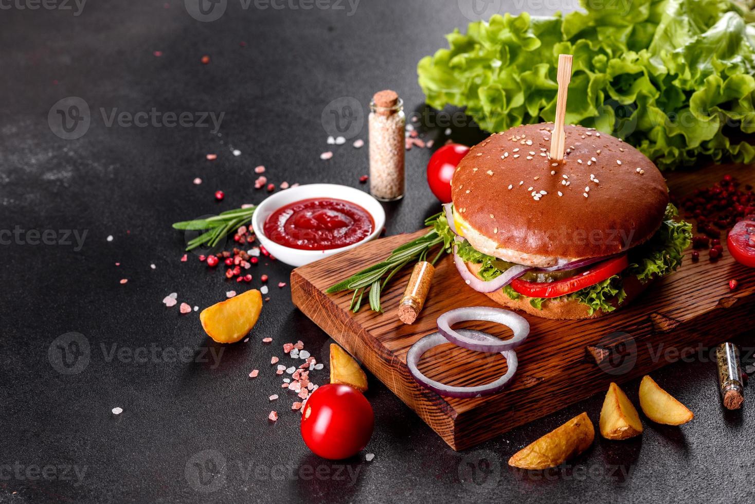 delizioso hamburger fresco fatto in casa su un tavolo di legno foto