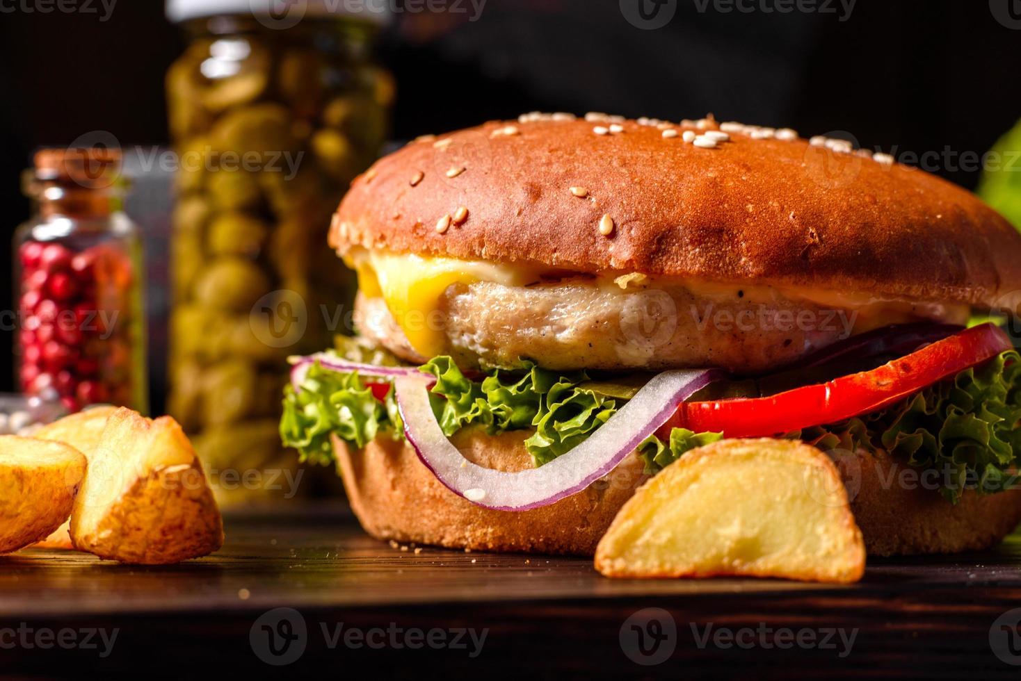 delizioso hamburger fresco fatto in casa su un tavolo di legno foto