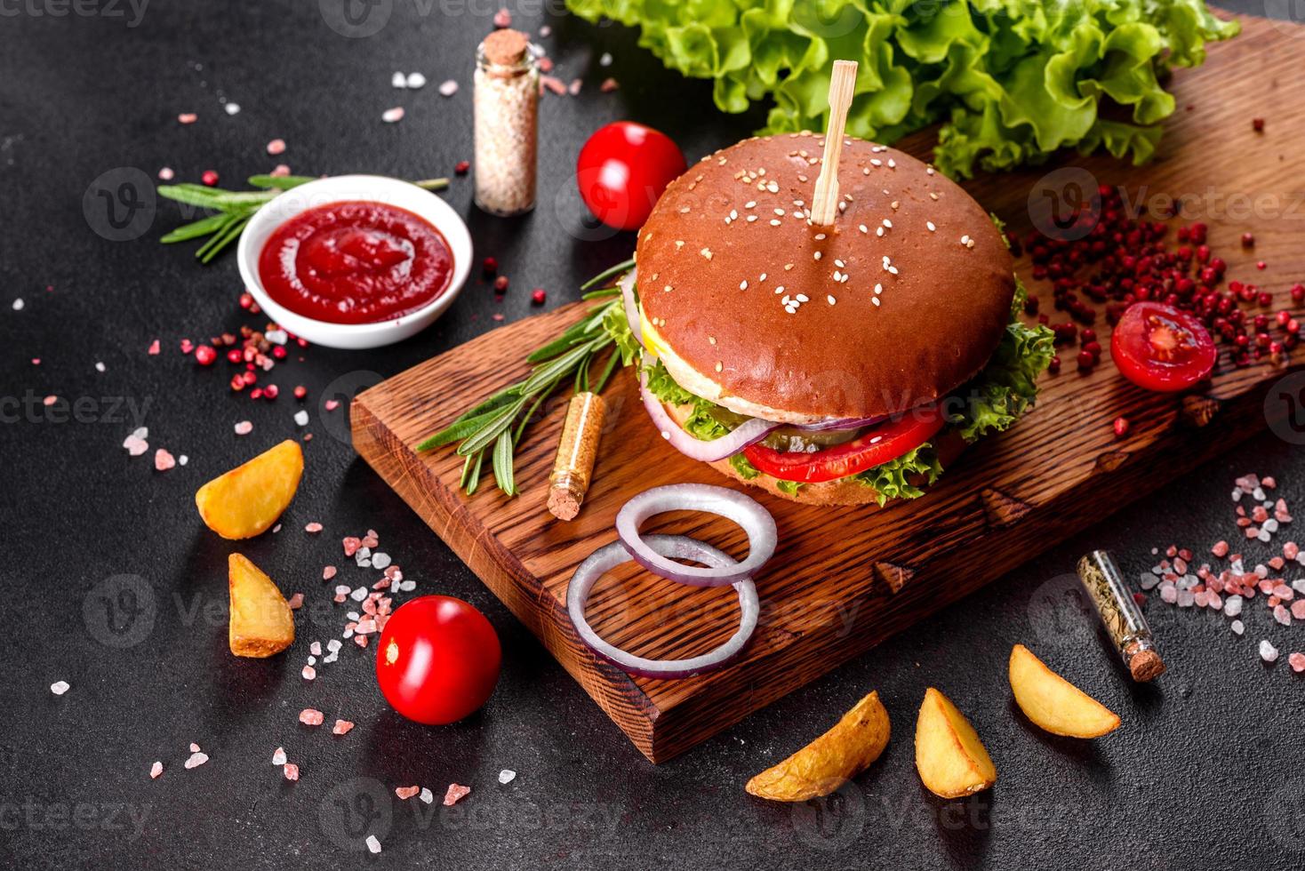 delizioso hamburger fresco fatto in casa su un tavolo di legno foto