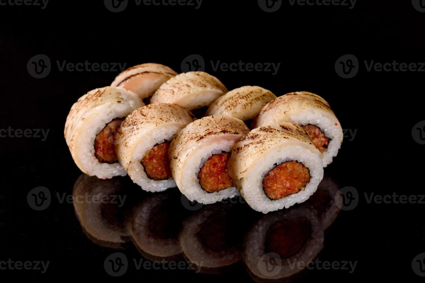 involtini di sushi freschi preparati con le migliori varietà di pesce e frutti di mare foto