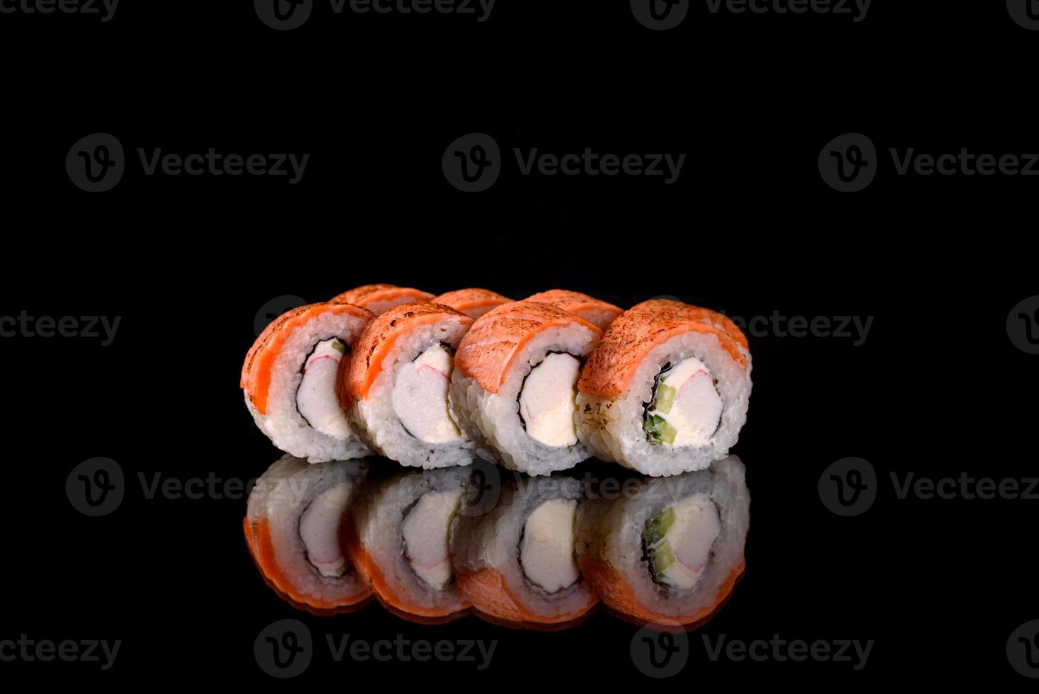 involtini di sushi freschi preparati con le migliori varietà di pesce e frutti di mare foto