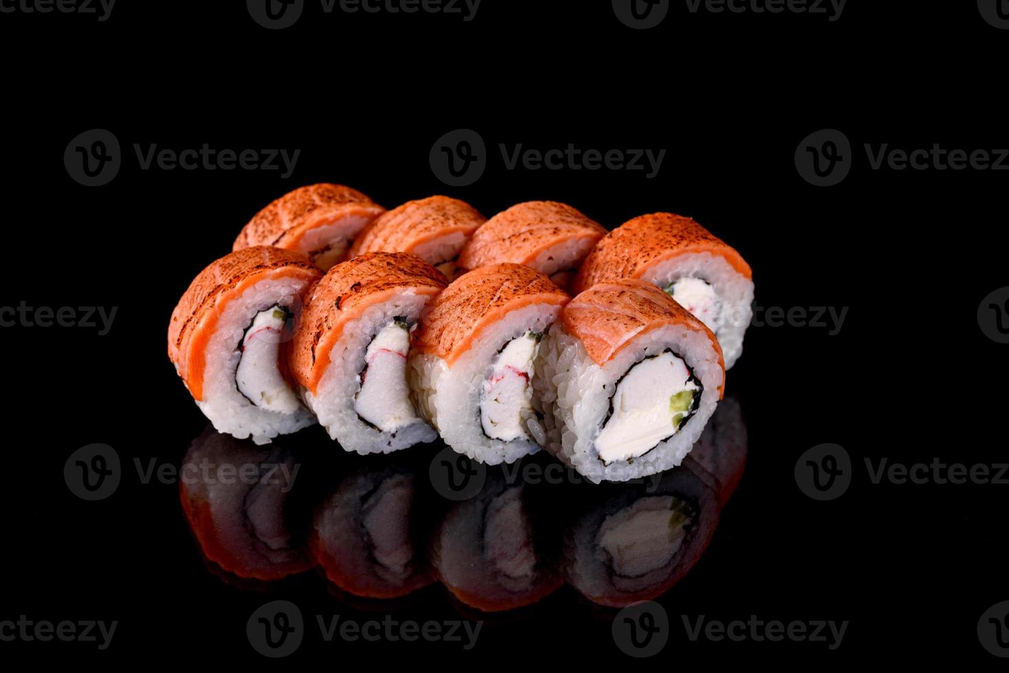 involtini di sushi freschi preparati con le migliori varietà di pesce e frutti di mare foto