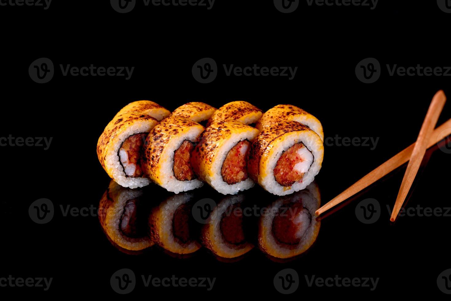 involtini di sushi freschi preparati con le migliori varietà di pesce e frutti di mare foto