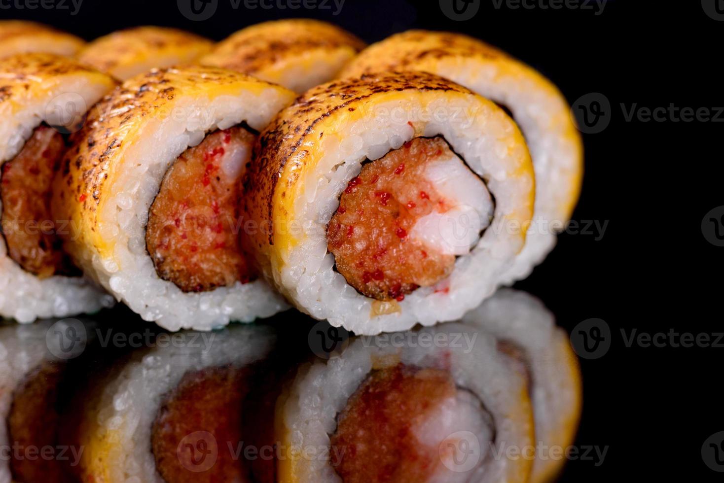 involtini di sushi freschi preparati con le migliori varietà di pesce e frutti di mare foto