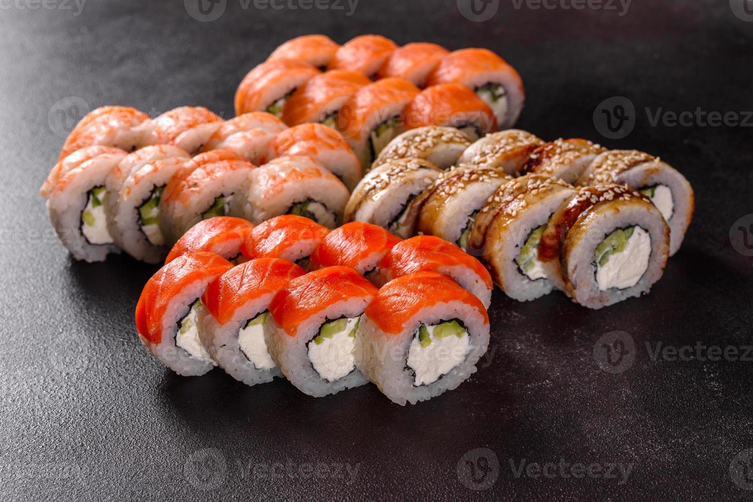 rotoli di sushi freschi e deliziosi su uno sfondo scuro foto