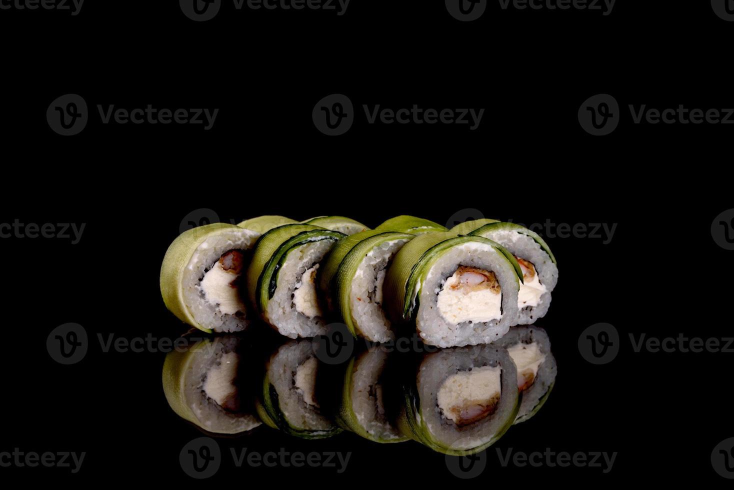 rotoli di sushi freschi e deliziosi su uno sfondo scuro foto