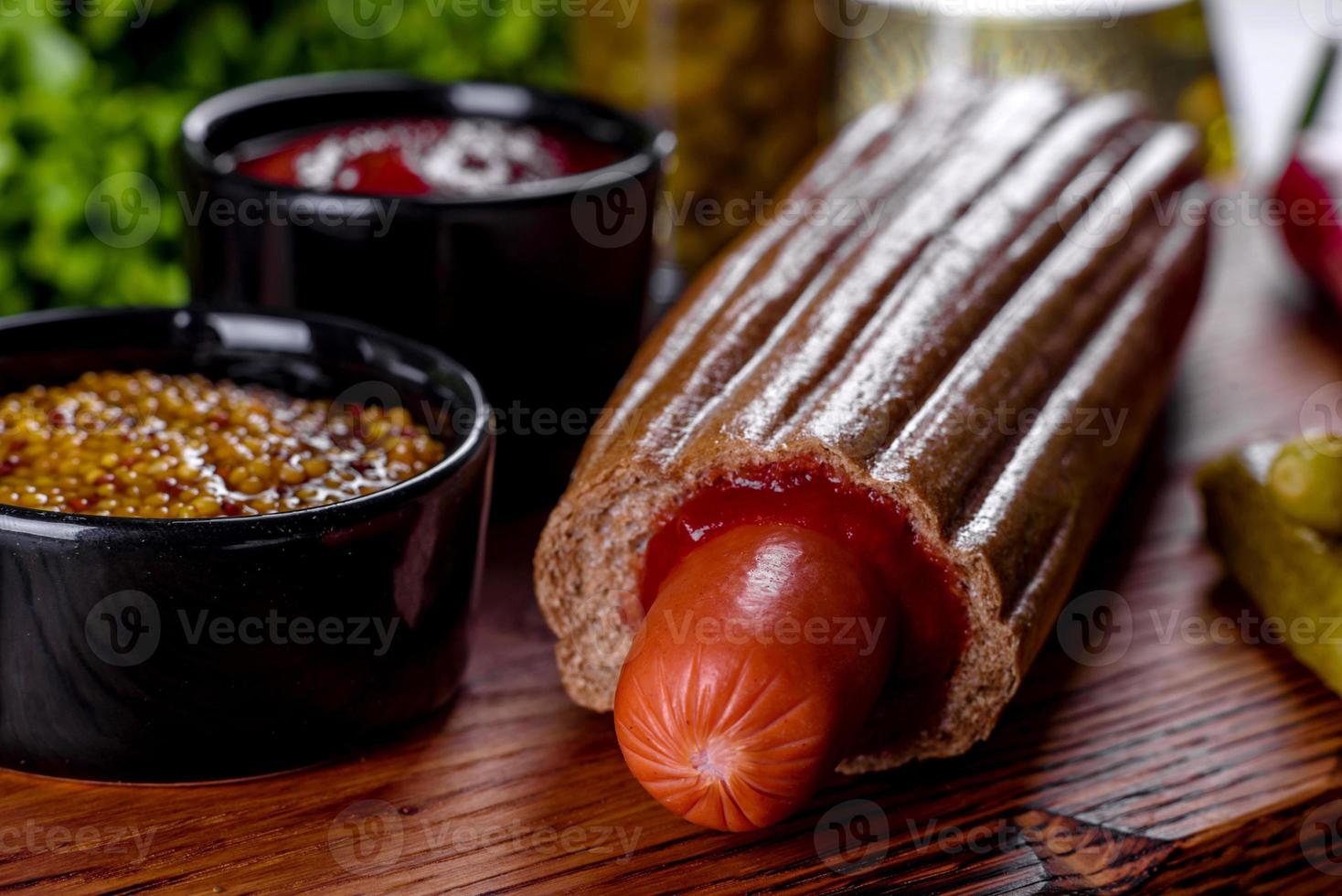 deliziosi hot dog freschi con vari tipi di panini e salsicce. foto