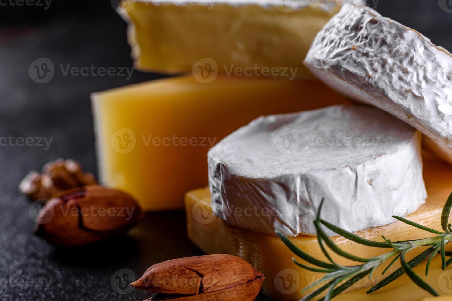 bellissimo delizioso formaggio camembert, parmigiano, brie foto