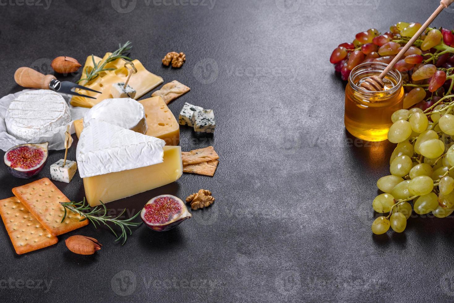 bellissimo delizioso formaggio camembert, parmigiano, brie foto