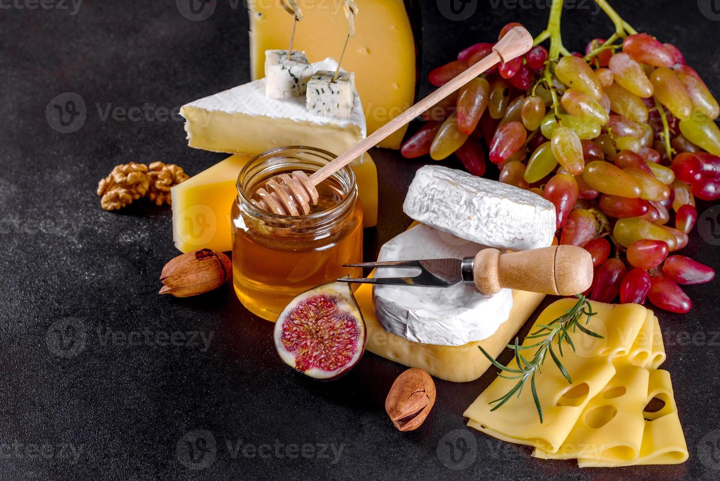 bellissimo delizioso formaggio camembert, parmigiano, brie foto