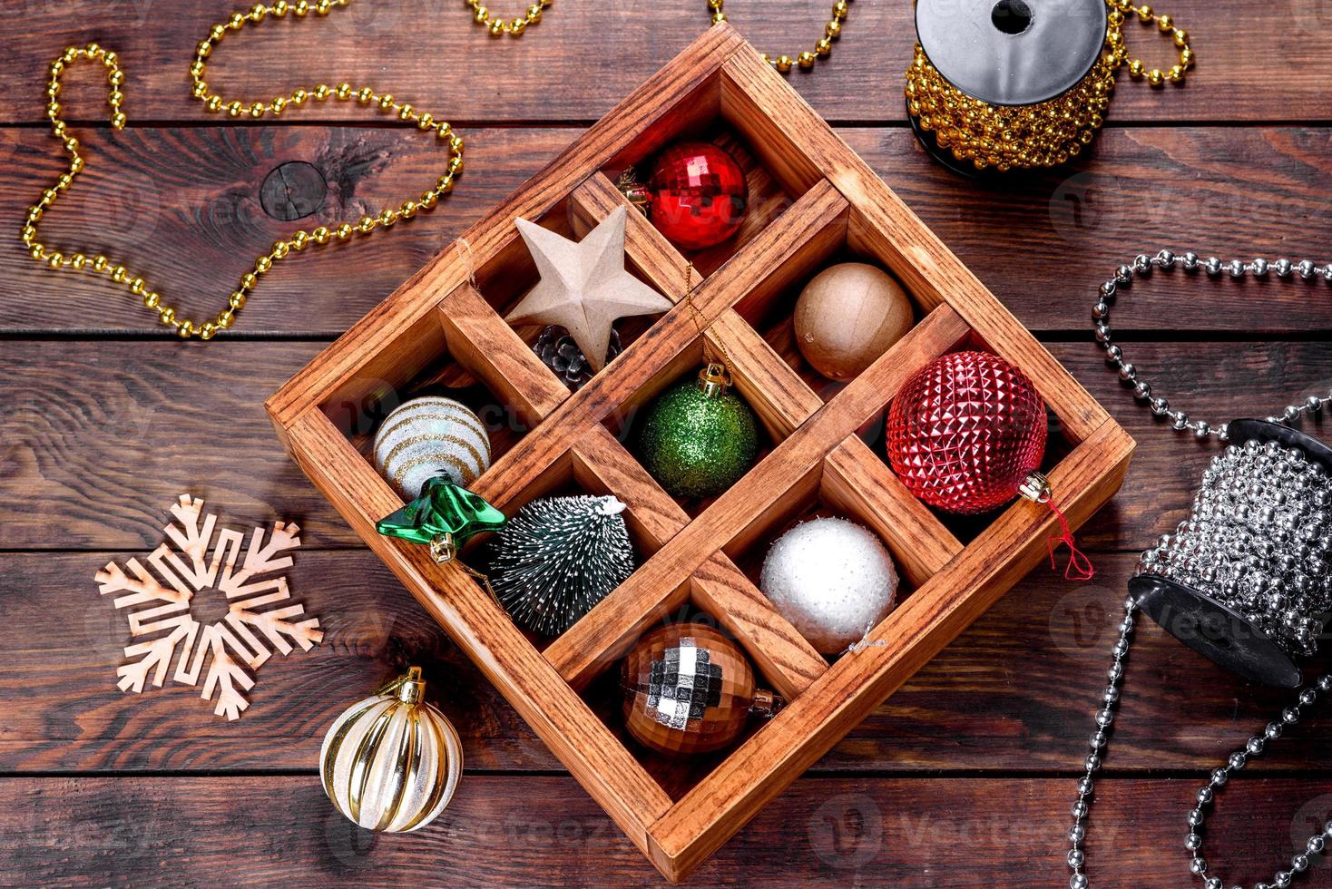 giocattoli e decorazioni natalizie in una bellissima scatola di legno foto