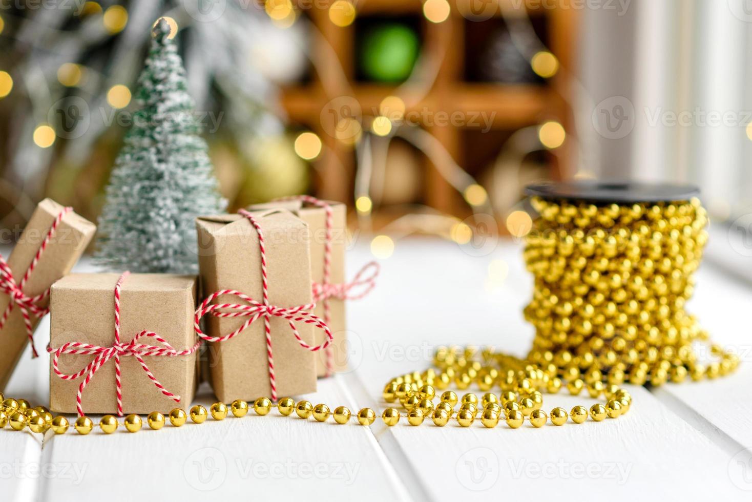 bellissime decorazioni natalizie multicolori su un tavolo di legno chiaro foto