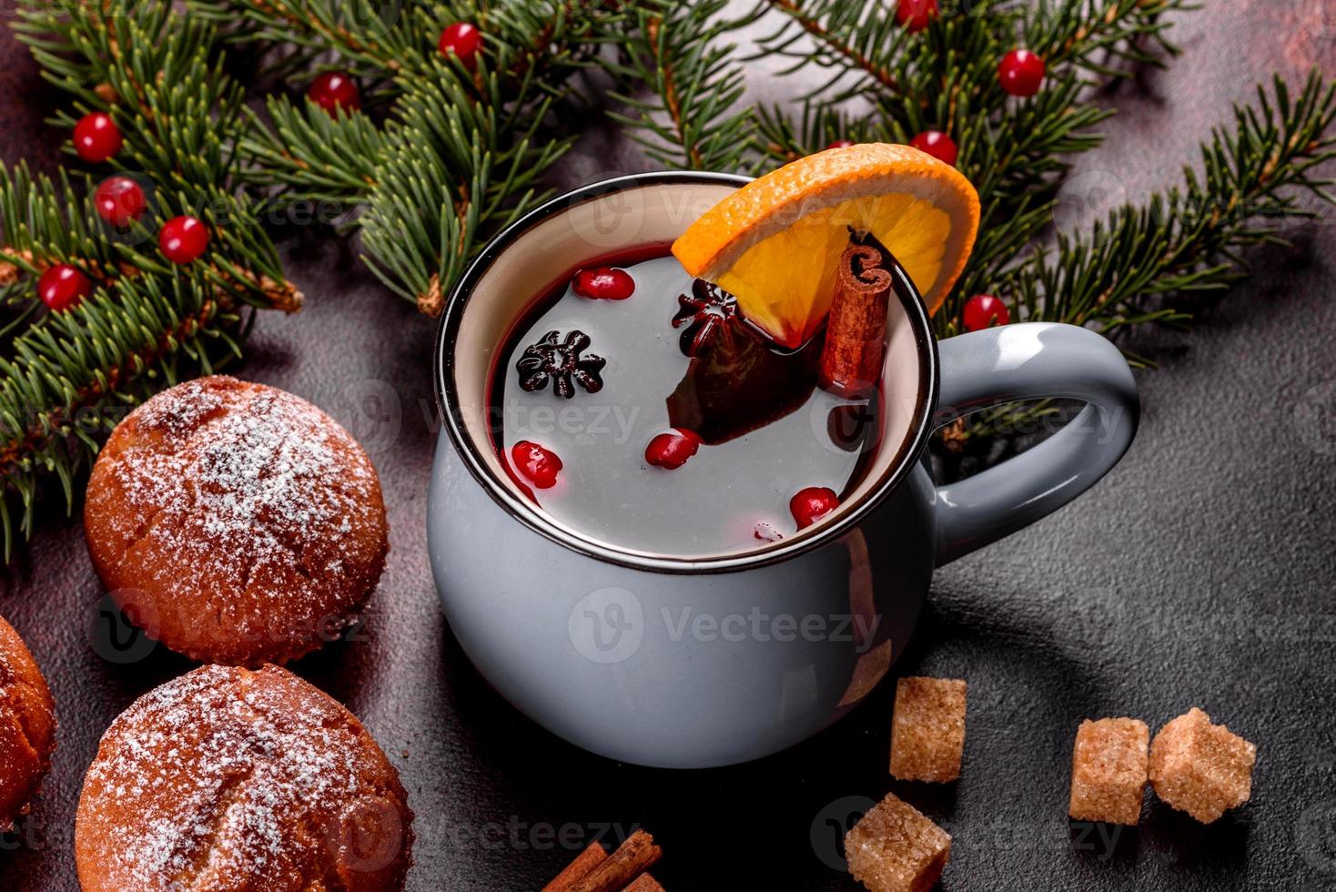 bellissimi muffin al cacao freschi e deliziosi sulla tavola di natale foto