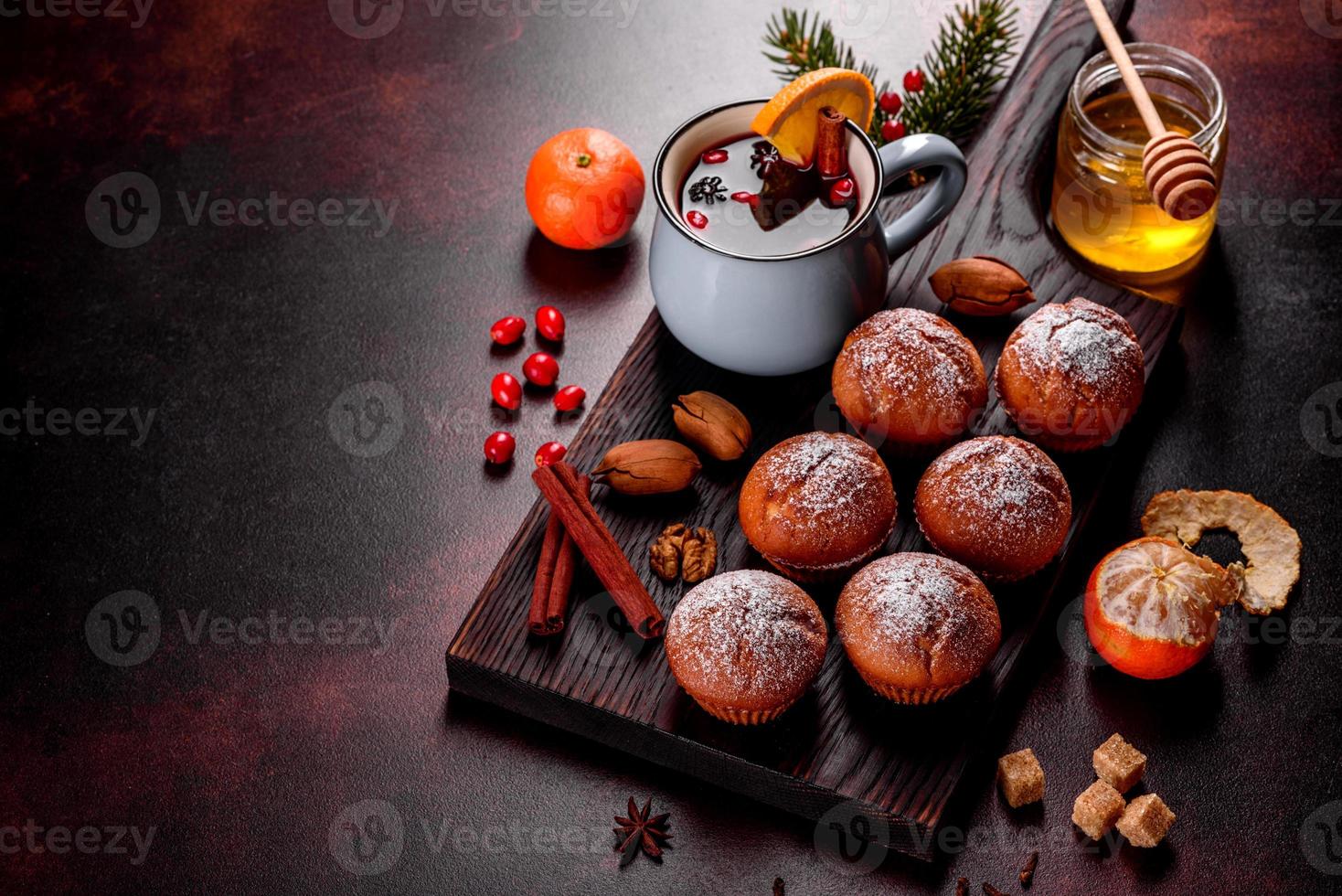 bellissimi muffin al cacao freschi e deliziosi sulla tavola di natale foto