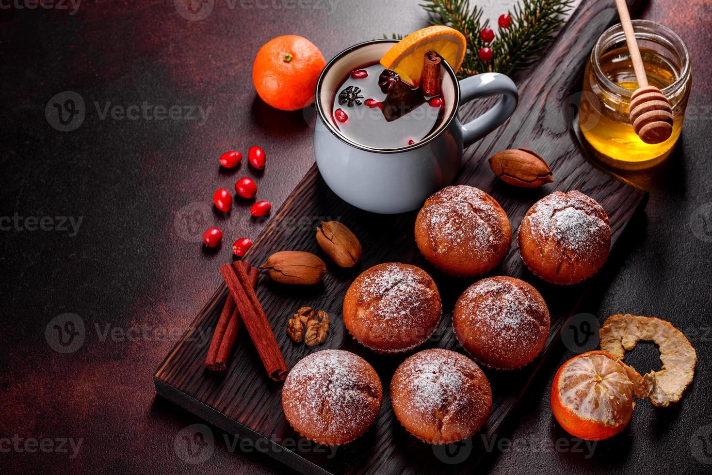 bellissimi muffin al cacao freschi e deliziosi sulla tavola di natale foto