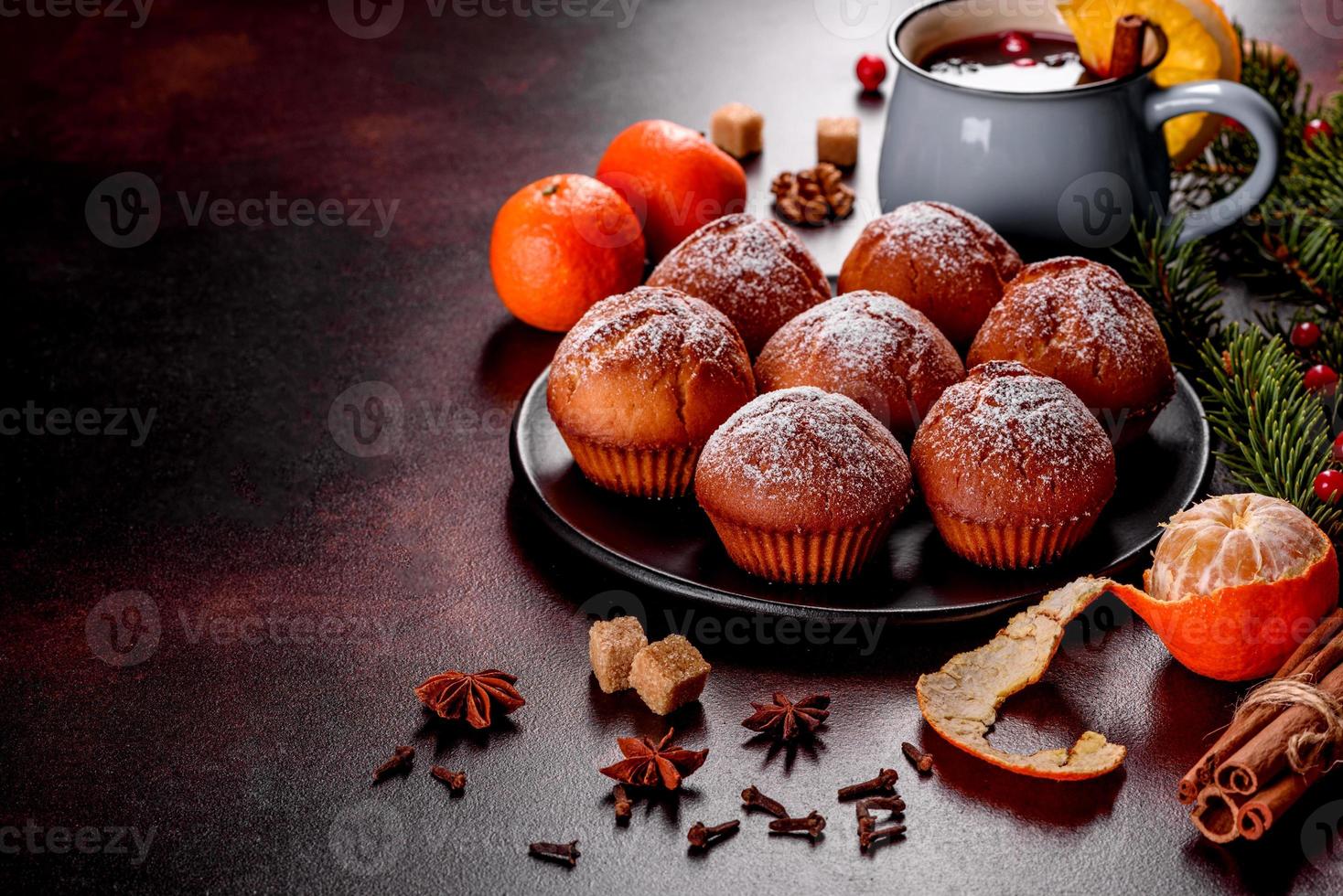 bellissimi muffin al cacao freschi e deliziosi sulla tavola di natale foto