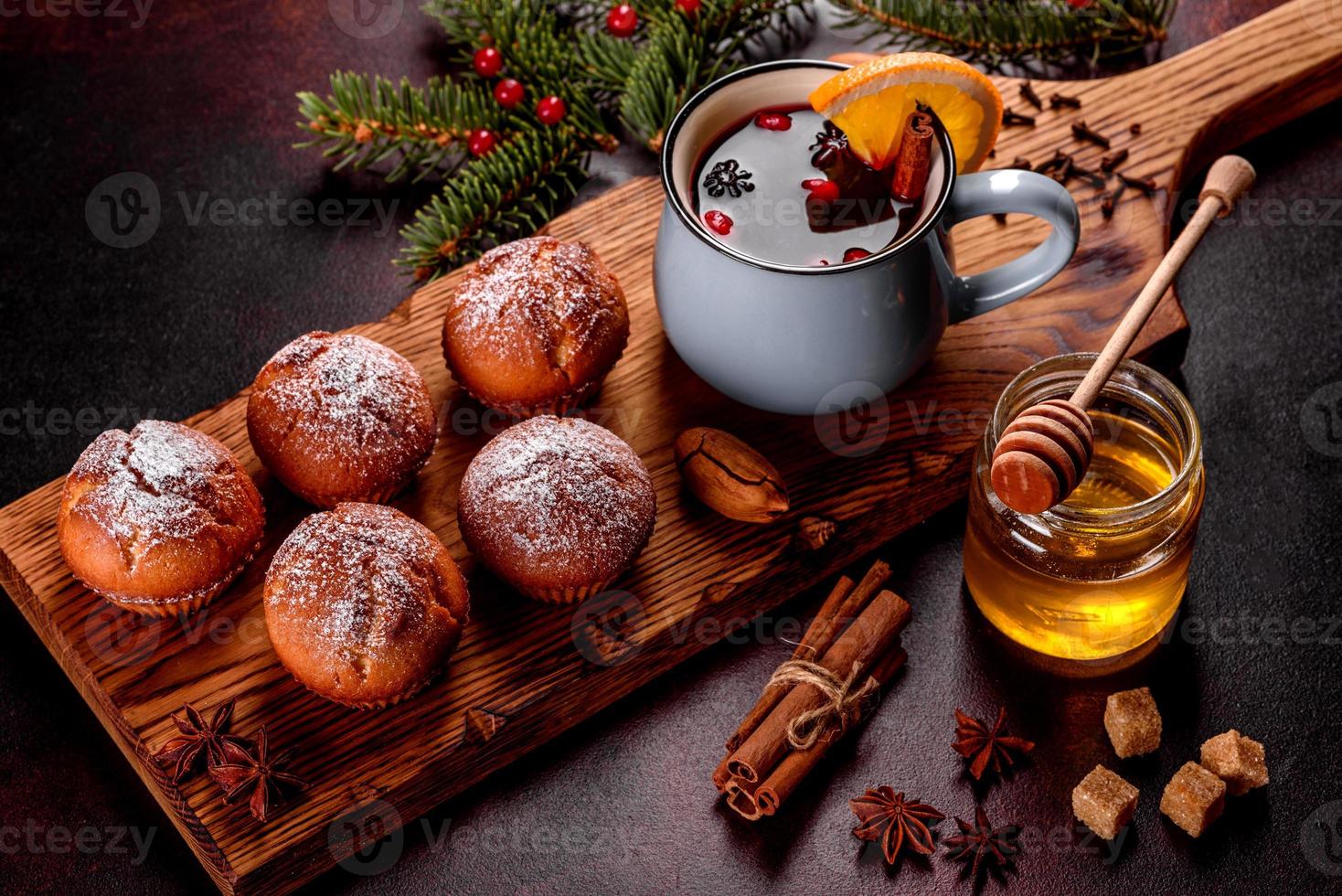 bellissimi muffin al cacao freschi e deliziosi sulla tavola di natale foto