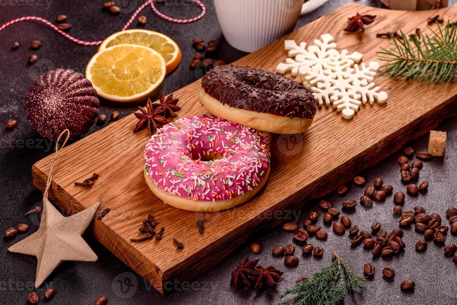 una tazza di caffè forte sulla tavola di natale foto