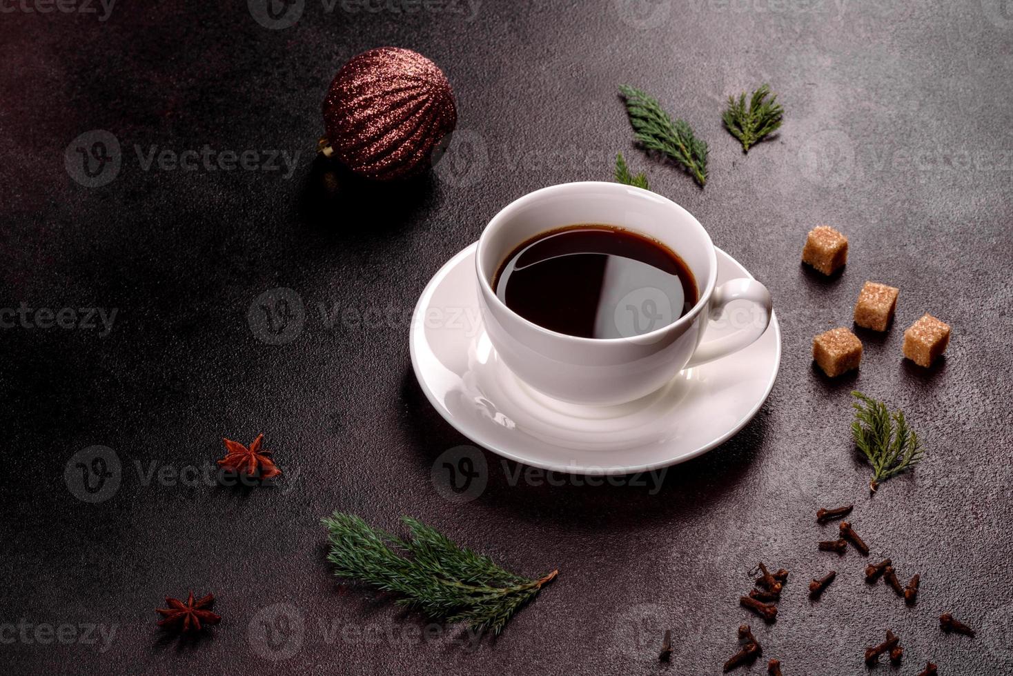 una tazza di caffè forte sulla tavola di natale foto