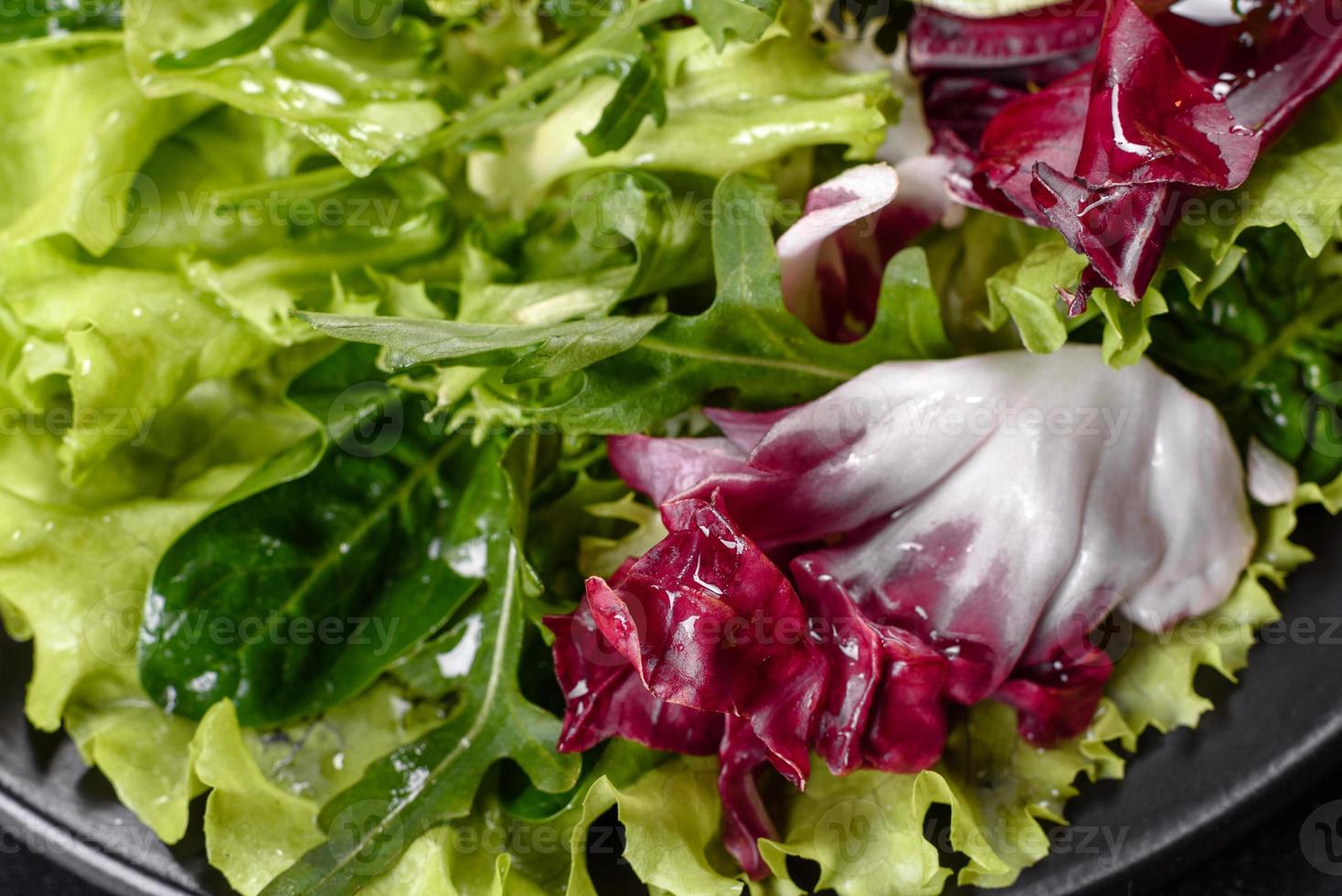 insalata vegetariana fresca e deliziosa di verdure tritate su un piatto foto