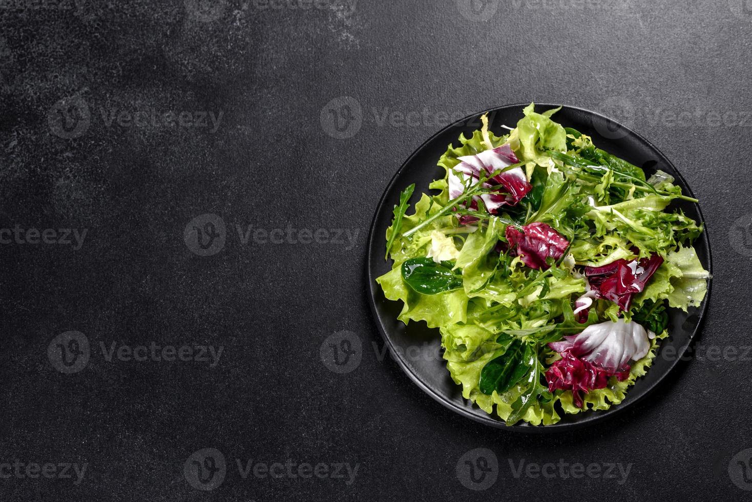 insalata vegetariana fresca e deliziosa di verdure tritate su un piatto foto