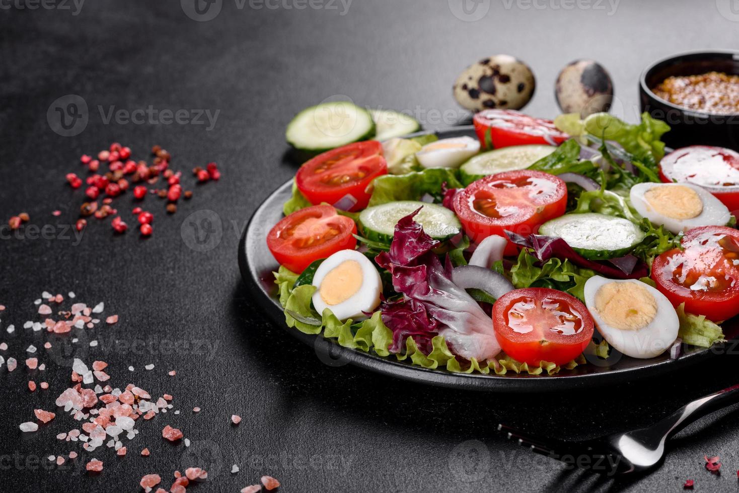 insalata vegetariana fresca e deliziosa di verdure tritate su un piatto foto