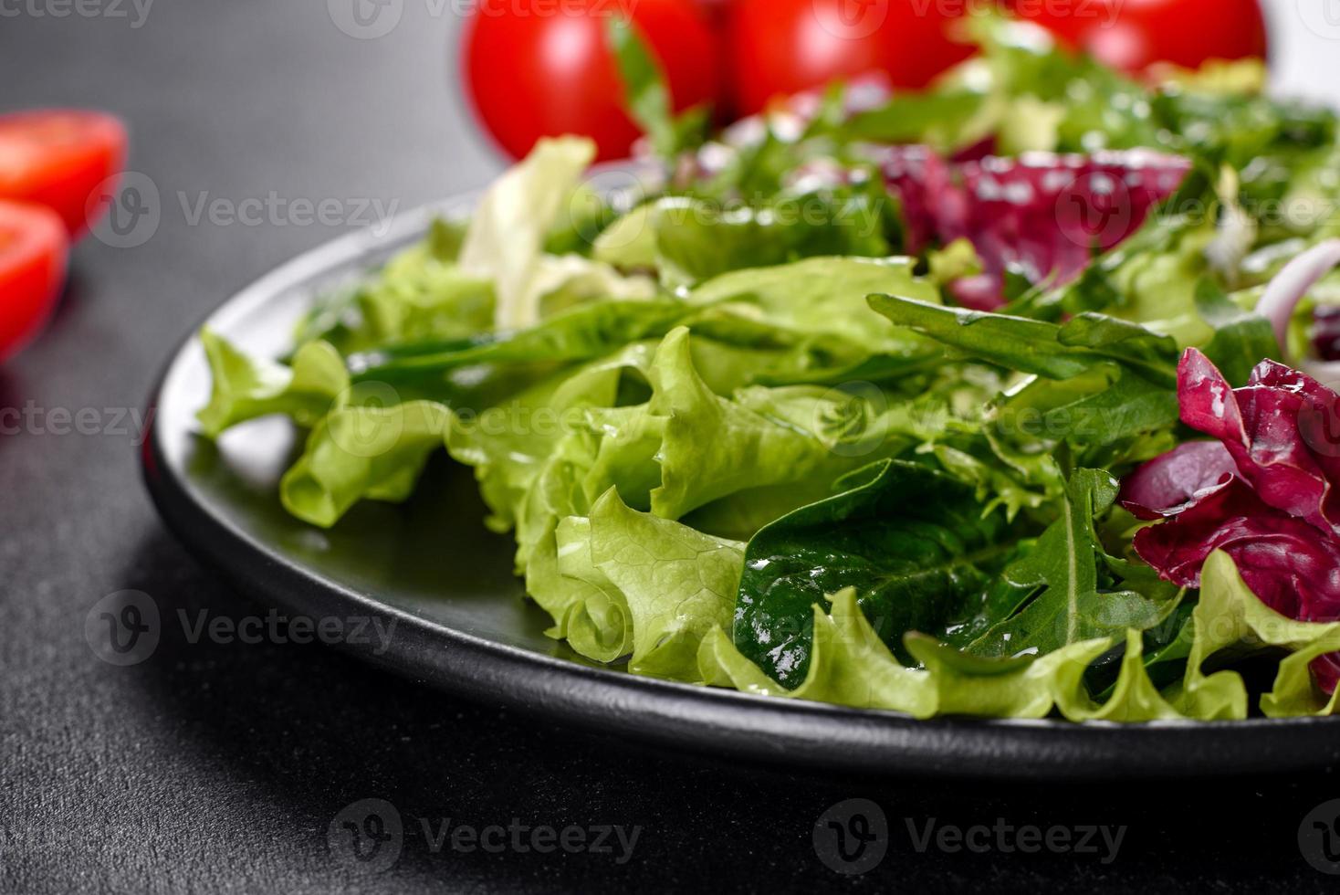 insalata vegetariana fresca e deliziosa di verdure tritate su un piatto foto