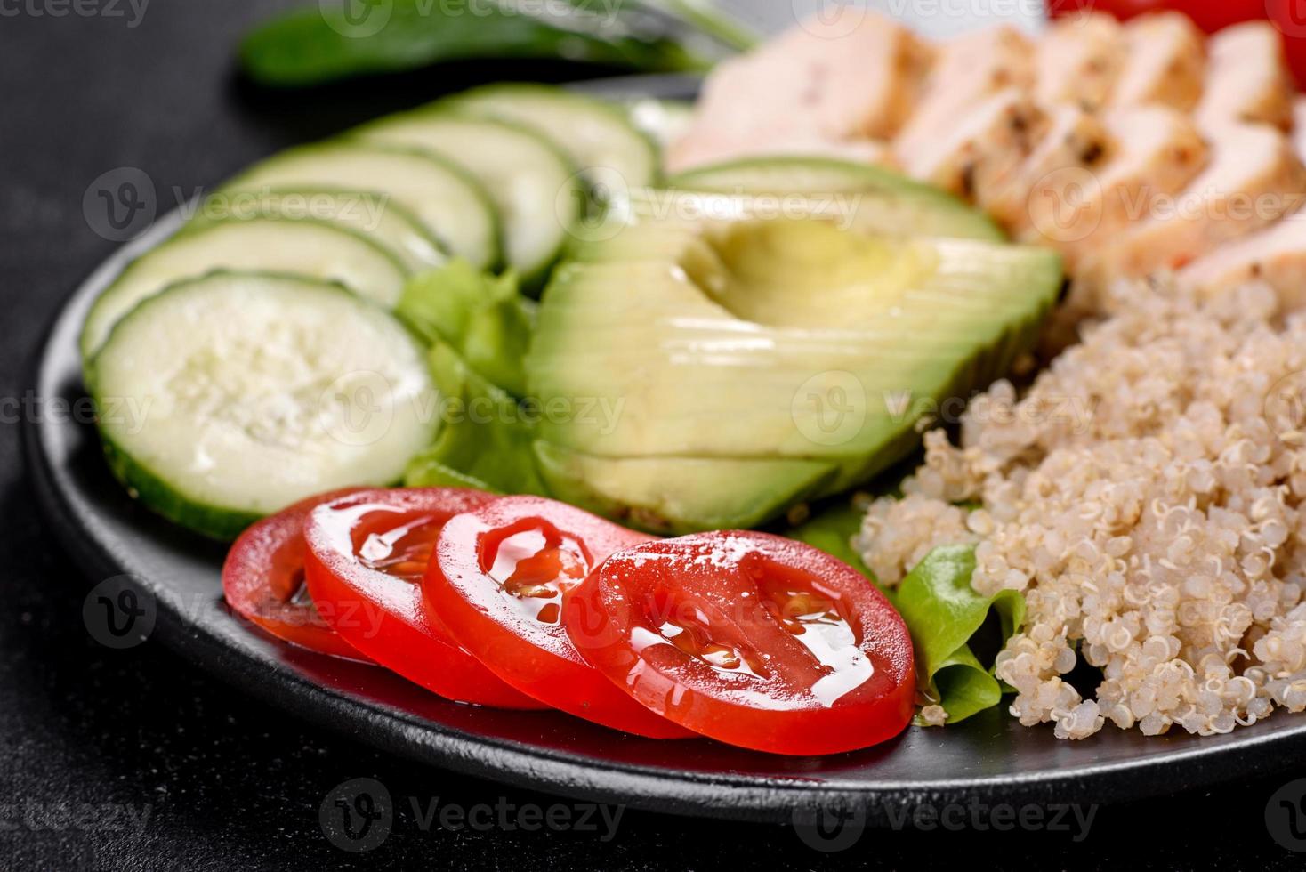 insalata fresca e deliziosa con quinoa, pollo foto