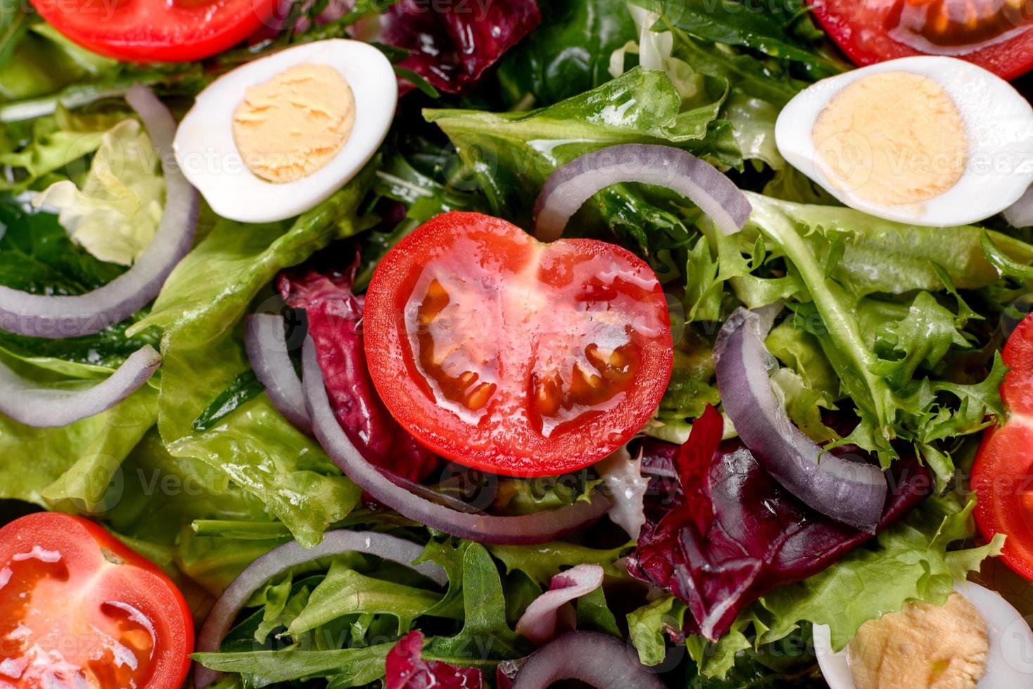 insalata vegetariana fresca e deliziosa di verdure tritate su un piatto foto