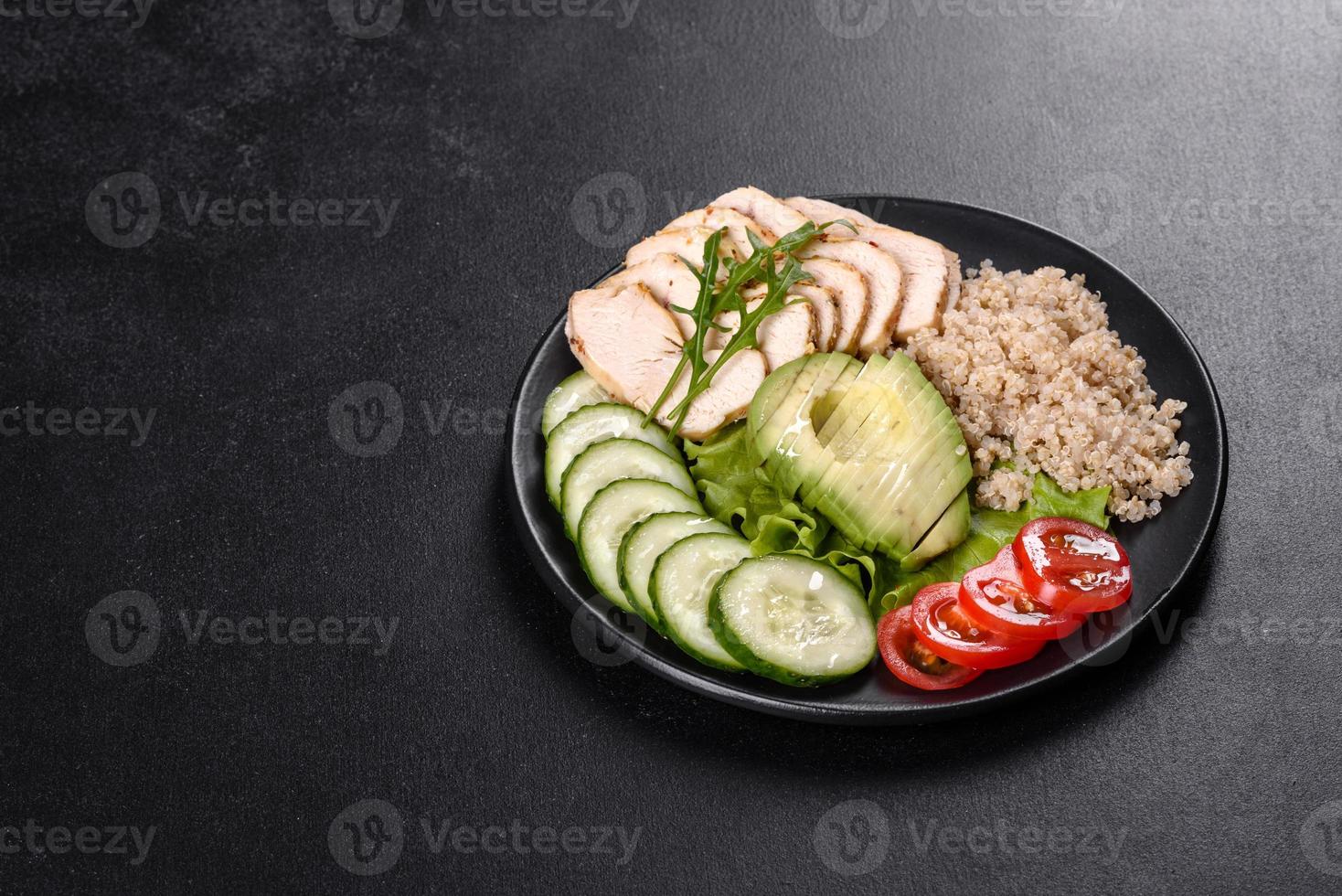 insalata fresca e deliziosa con quinoa, pollo foto