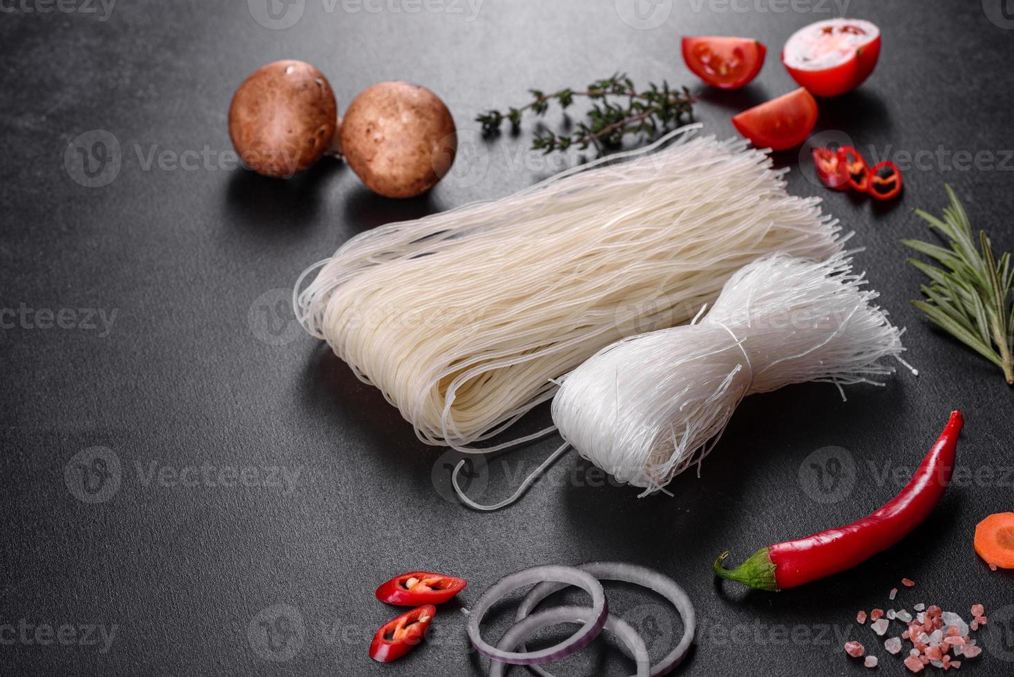 gustosi spaghetti di riso con pomodoro, peperoncino, funghi e frutti di mare foto