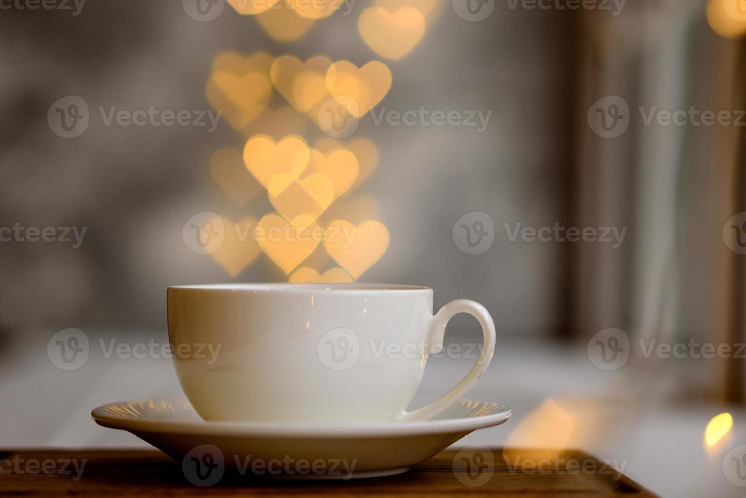 una tazza con una bevanda calda tonificante al mattino foto