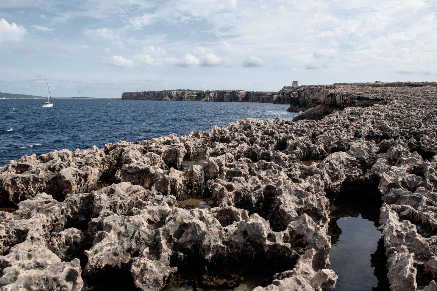 mattina di sole a punta prima sull'isola di formentera, in spagna. foto