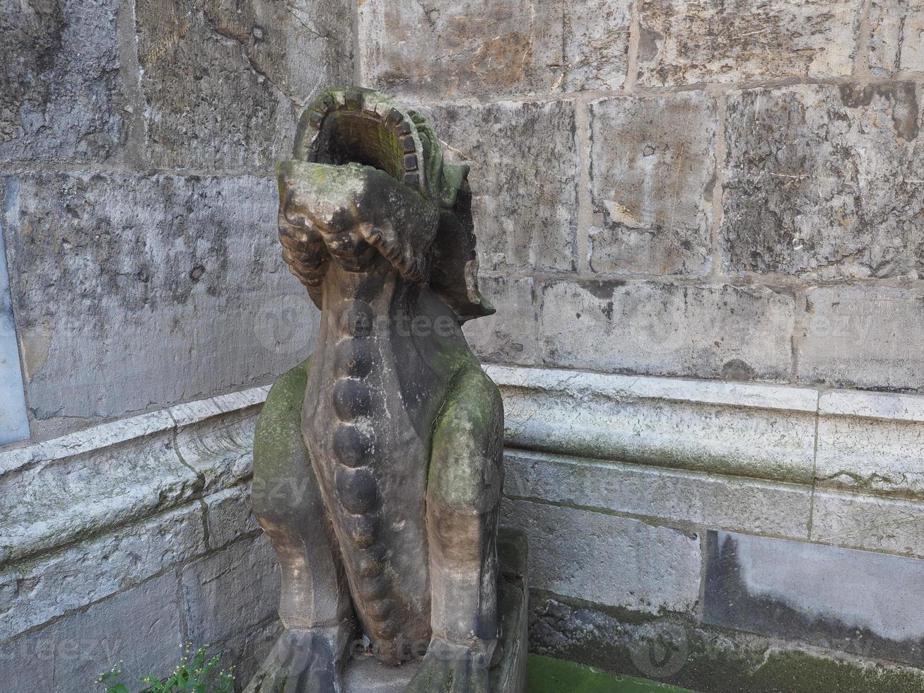 gargoyle gotico wasserspeier ad aquisgrana foto