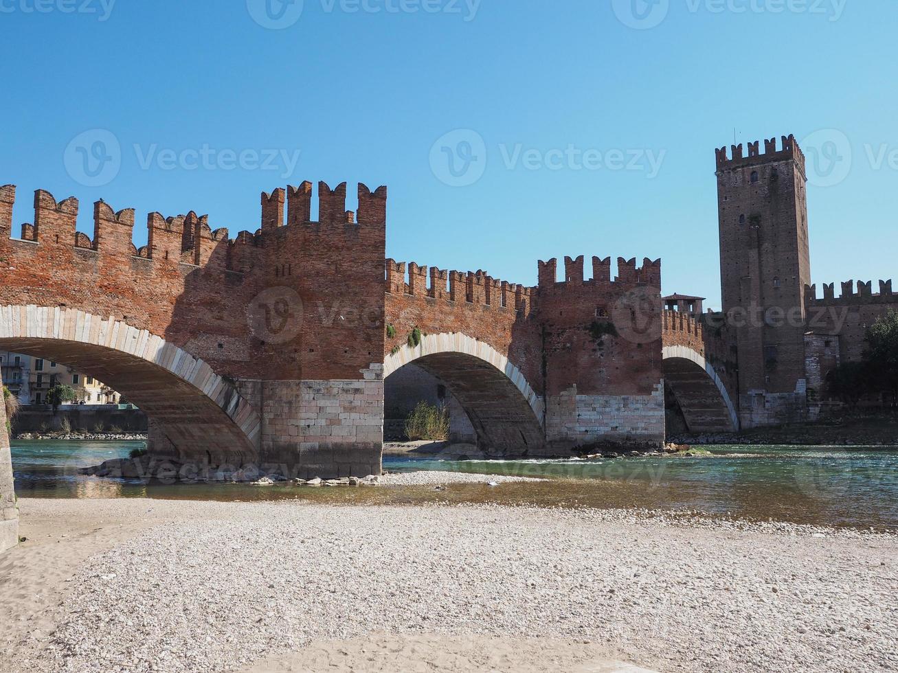 ponte castelvecchio aka ponte scaligero a verona foto