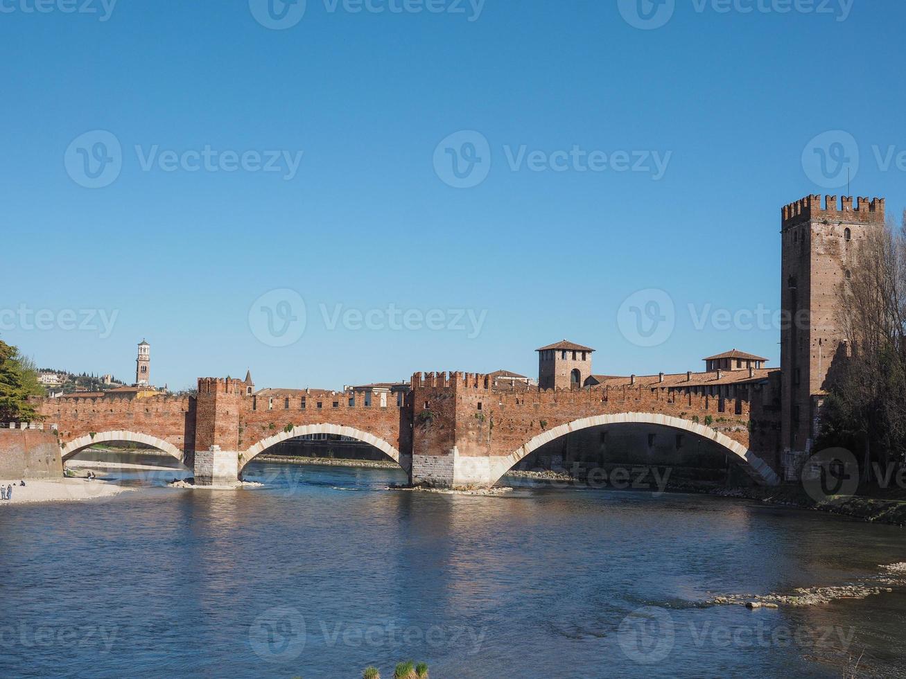 ponte castelvecchio aka ponte scaligero a verona foto