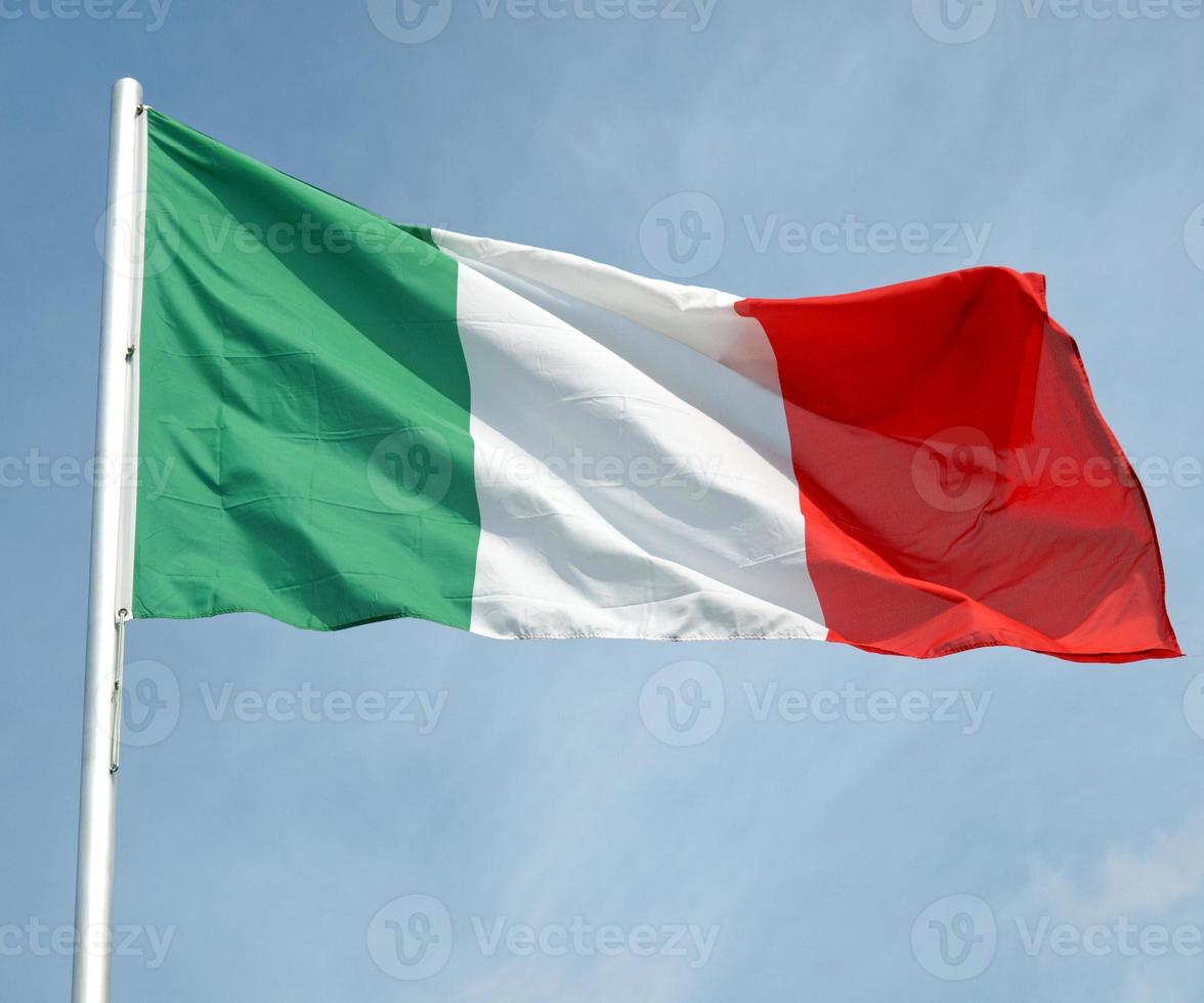 bandiera italiana nel cielo blu foto