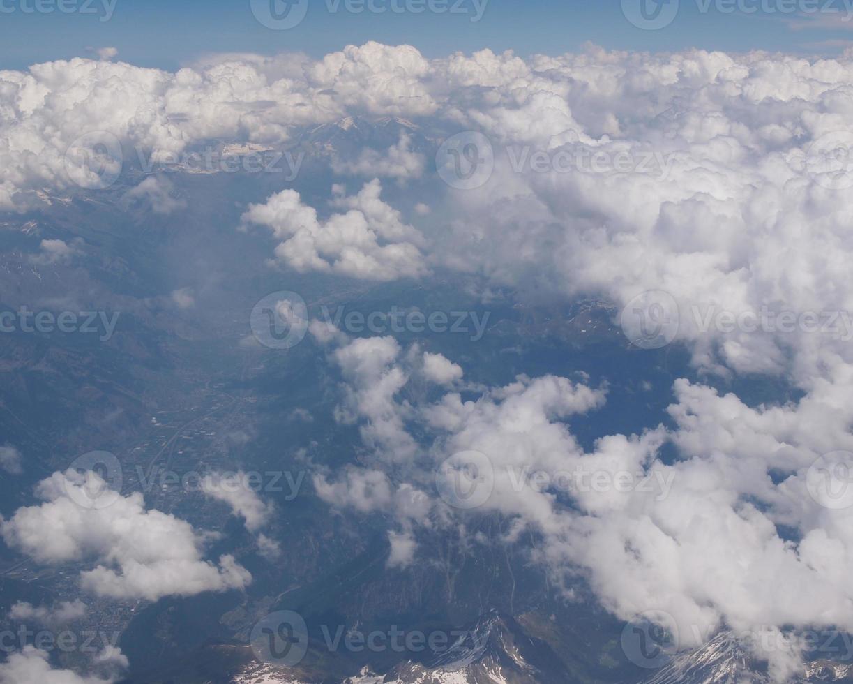 vista aerea della valle delle alpi foto