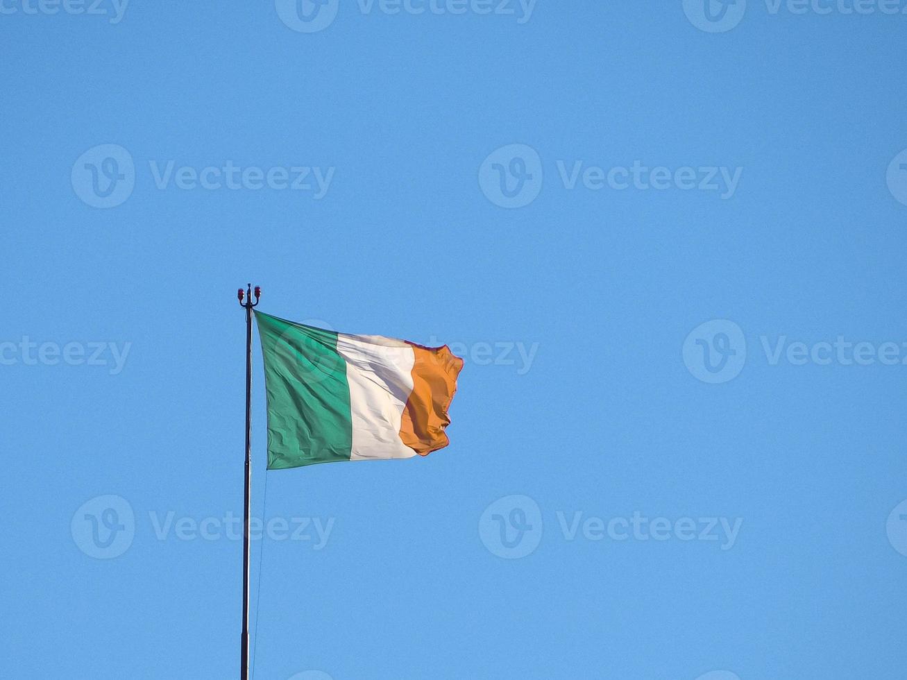 bandiera irlandese dell'irlanda sopra il cielo blu foto