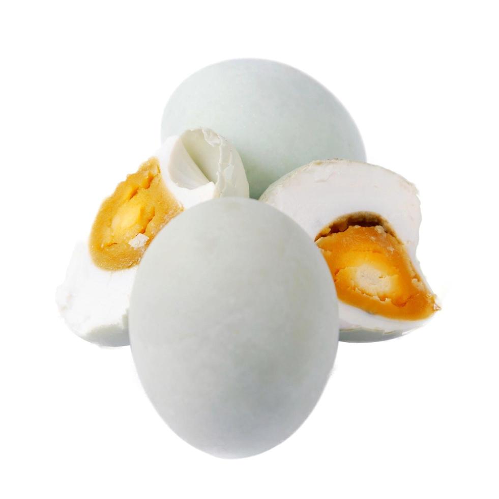 uovo salato isolato su sfondo bianco foto