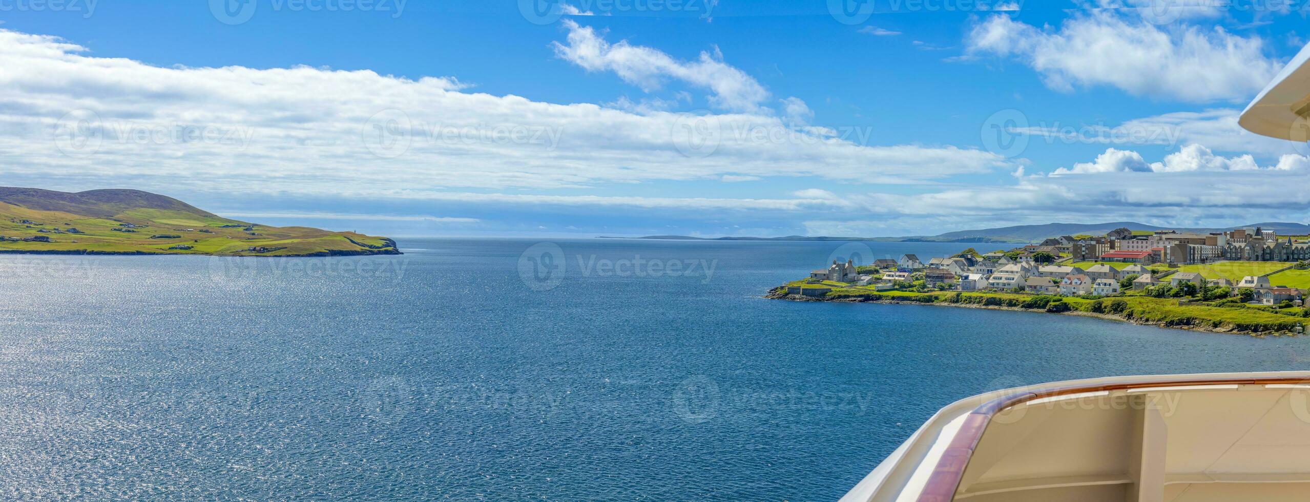 Scozia Shetland scenario nel Inghilterra con scogliere, oceano visualizzazioni e verde pascoli foto