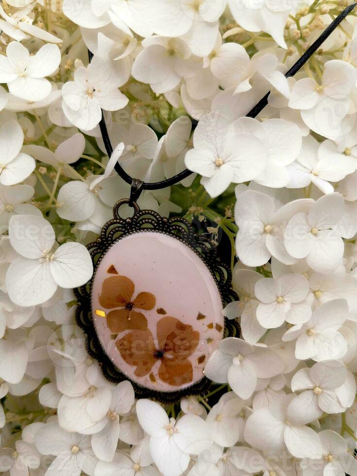 elegante fatto a mano resina gioielleria, premuto fiori di ortensia nel epossidica resina foto