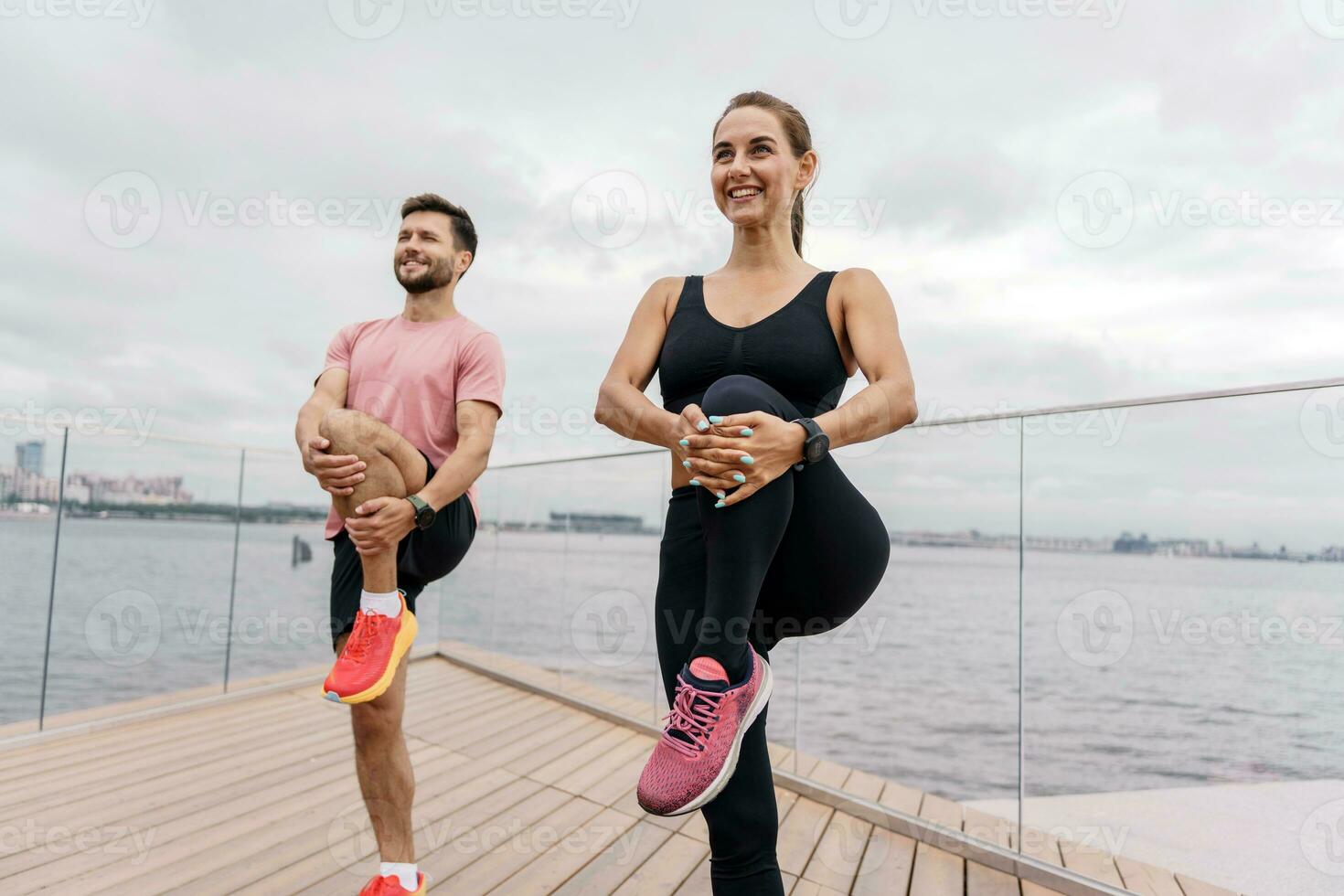 fitness amici esercizi per un' salutare stile di vita. gli sport le persone, formazione insieme. un' donna e un' uomo fare in esecuzione gli sport siamo ottenere pronto per correre. uso un' fitness orologio e un' braccialetto foto